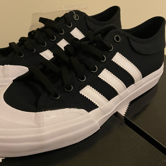 Adidas Matchcourt Sneakers NIB size 8 - Picture 1 of 3